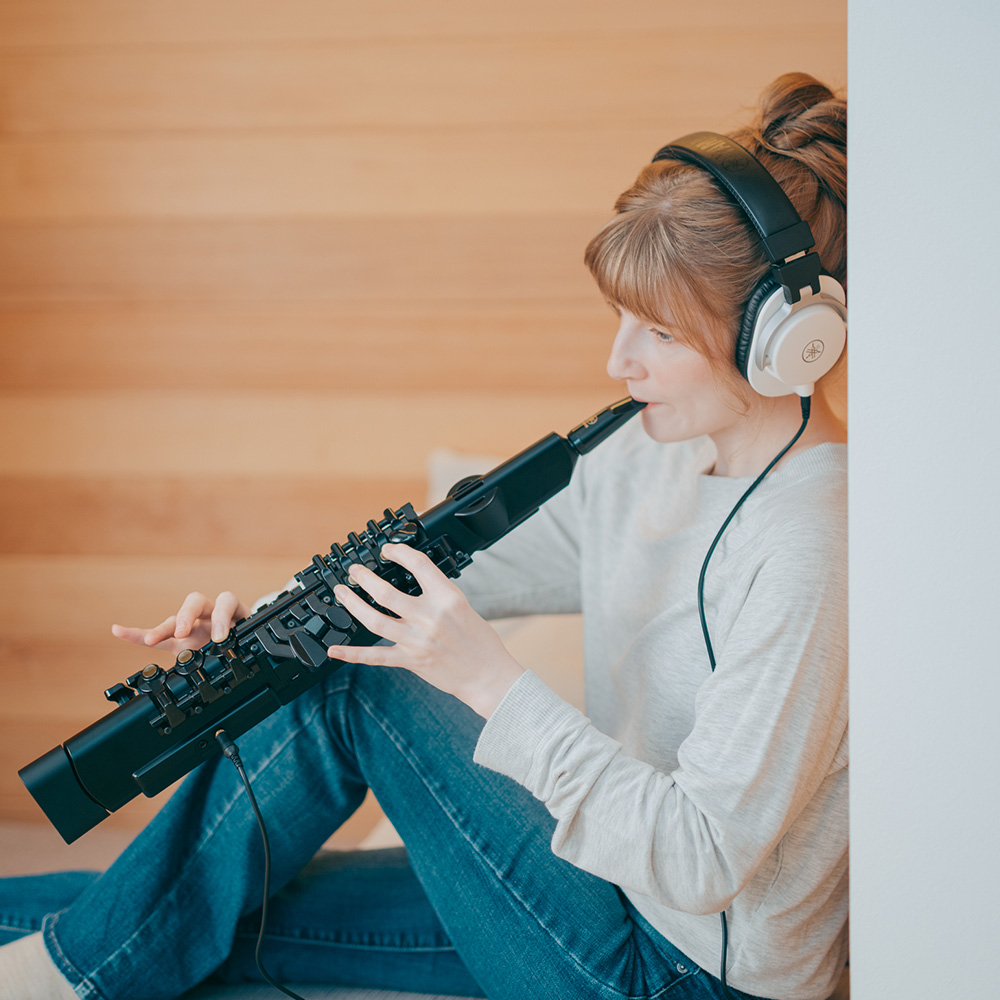 person playing yamaha yds122 digital saxophone